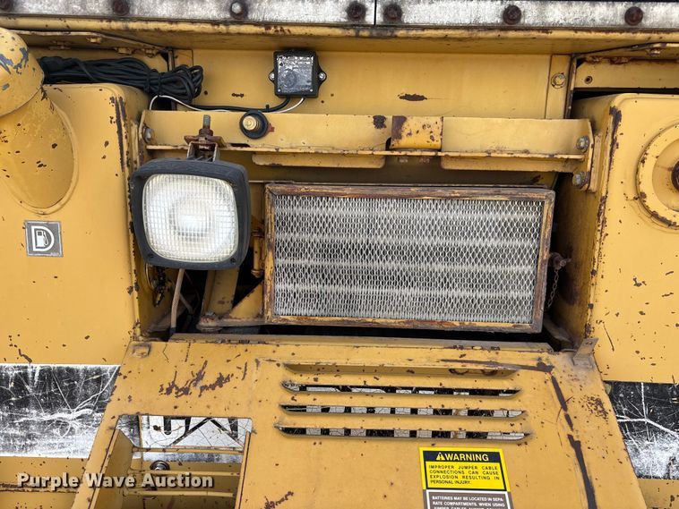 image for item FG1667 1992 Caterpillar 935C loader