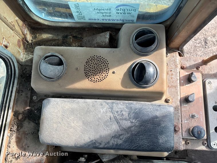 image for item FG1667 1992 Caterpillar 935C loader