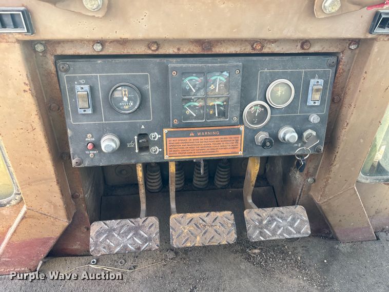 image for item FG1667 1992 Caterpillar 935C loader