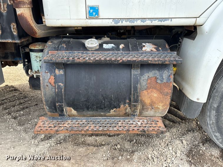 image for item FG1668 2003 International 8100 utility / service truck