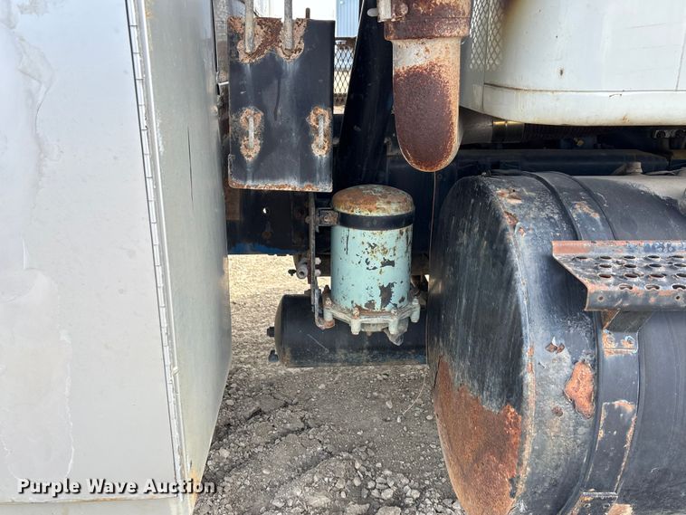 image for item FG1668 2003 International 8100 utility / service truck