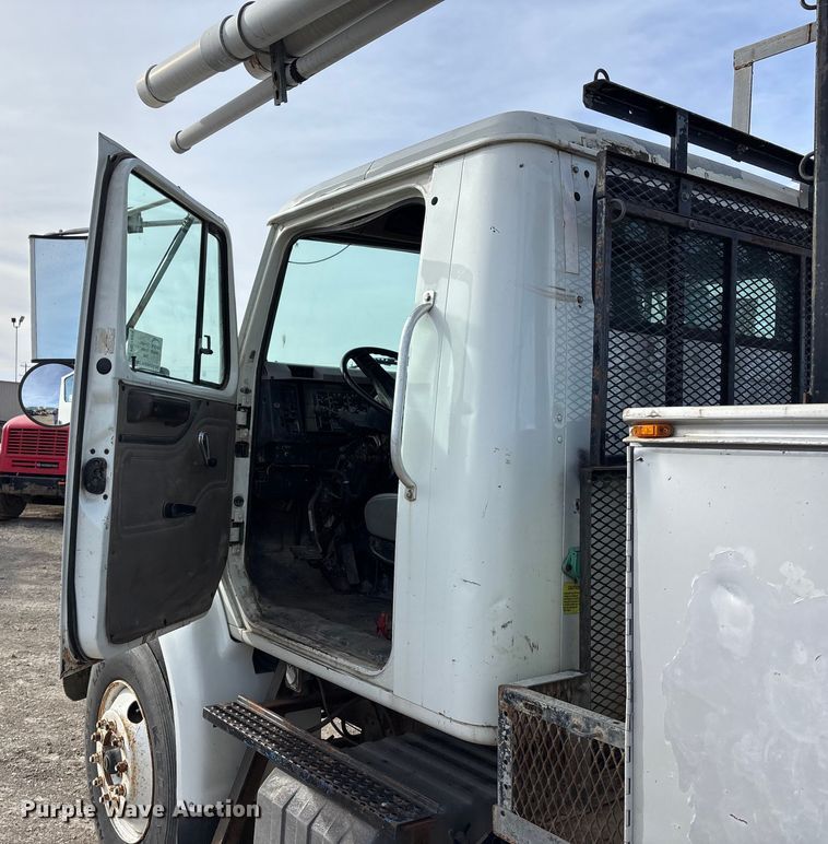 image for item FG1668 2003 International 8100 utility / service truck