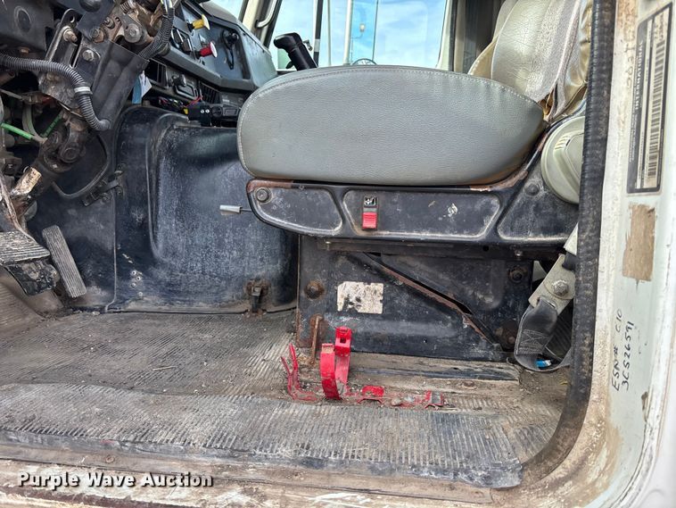 image for item FG1668 2003 International 8100 utility / service truck