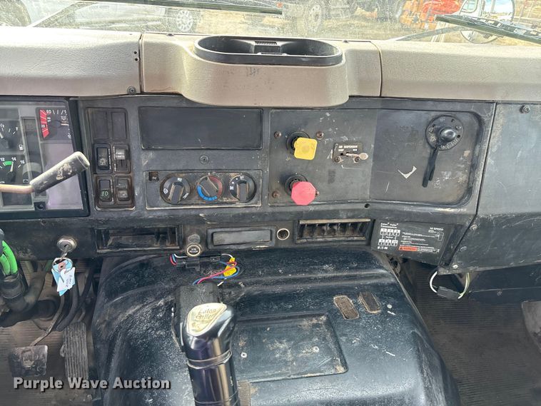 image for item FG1668 2003 International 8100 utility / service truck