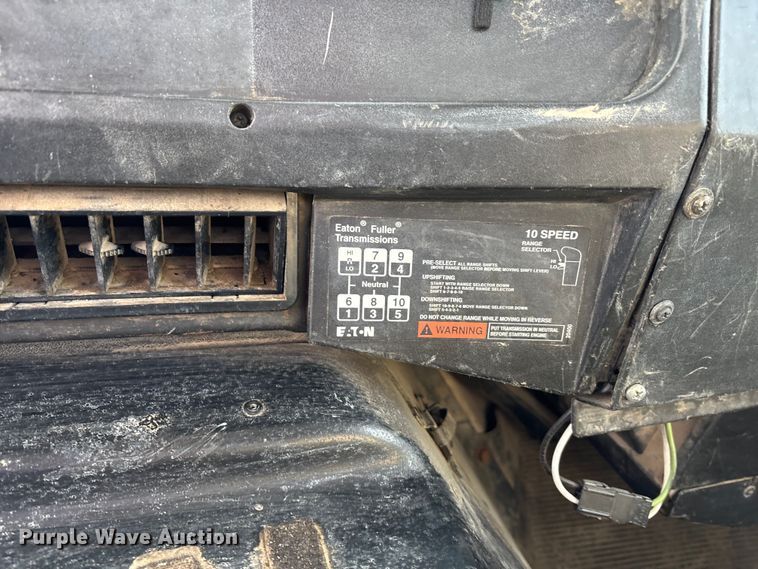 image for item FG1668 2003 International 8100 utility / service truck