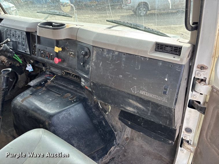 image for item FG1668 2003 International 8100 utility / service truck