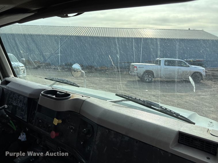 image for item FG1668 2003 International 8100 utility / service truck