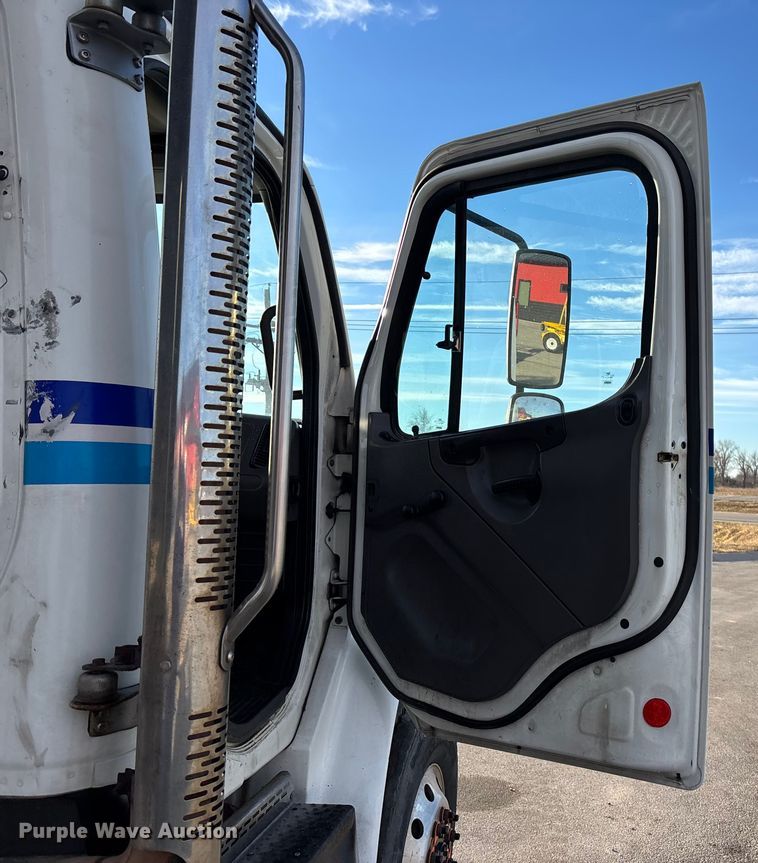 image for item FG1678 2010 Freightliner Business Class M2 dump truck