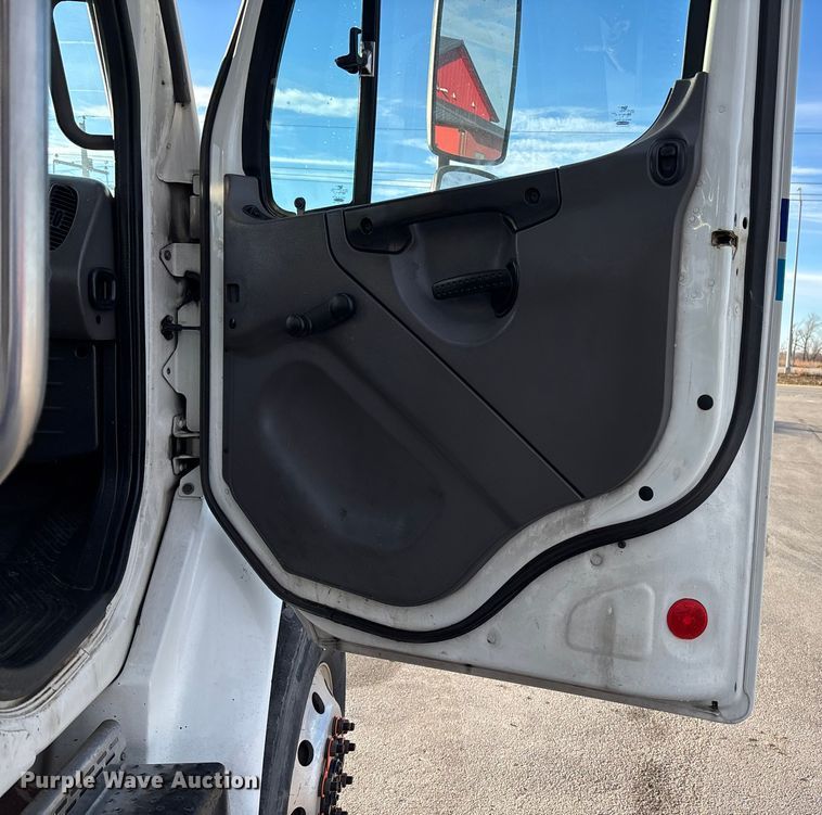 image for item FG1678 2010 Freightliner Business Class M2 dump truck