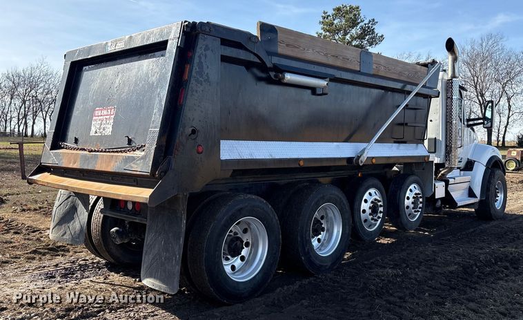 image for item FI0088 2019 Kenworth T880 dump truck