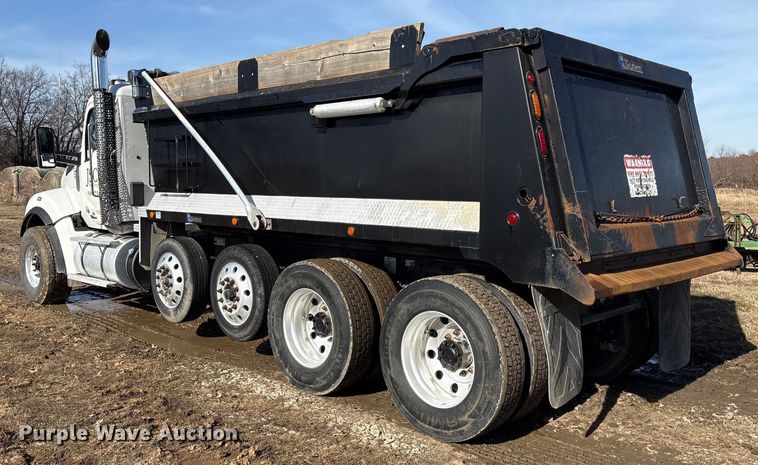 image for item FI0088 2019 Kenworth T880 dump truck