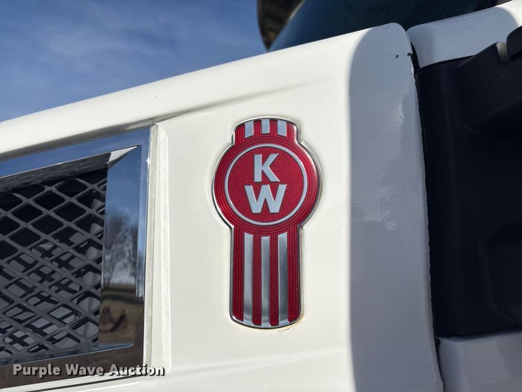 image for item FI0088 2019 Kenworth T880 dump truck