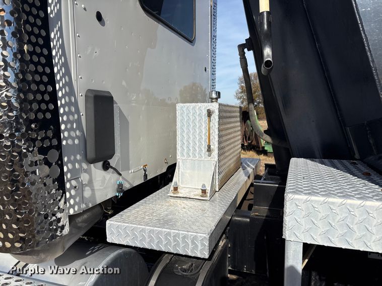 image for item FI0088 2019 Kenworth T880 dump truck