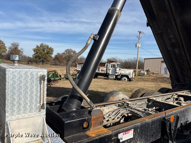 image for item FI0088 2019 Kenworth T880 dump truck