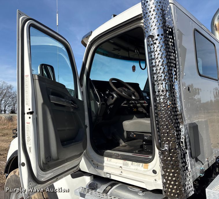 image for item FI0088 2019 Kenworth T880 dump truck
