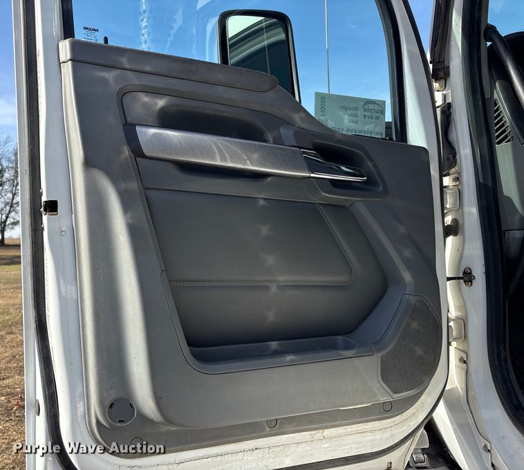 image for item FI0088 2019 Kenworth T880 dump truck