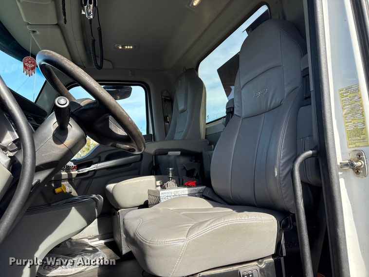 image for item FI0088 2019 Kenworth T880 dump truck