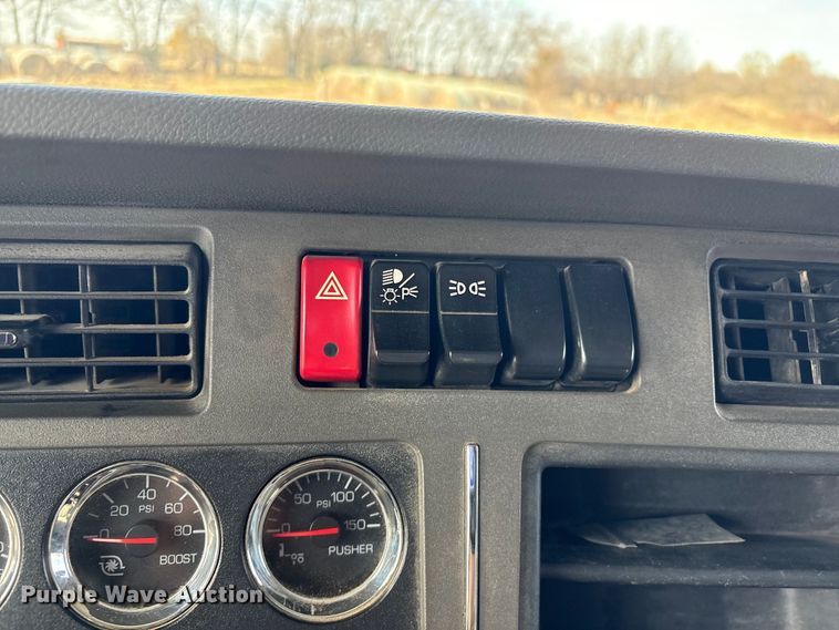 image for item FI0088 2019 Kenworth T880 dump truck