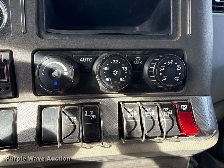 image for item FI0088 2019 Kenworth T880 dump truck