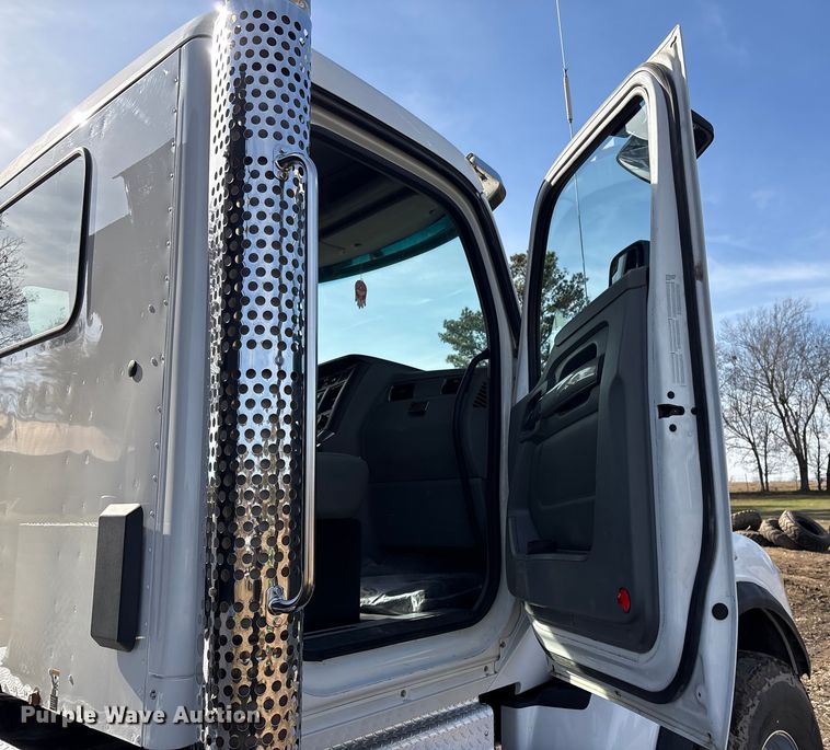 image for item FI0088 2019 Kenworth T880 dump truck