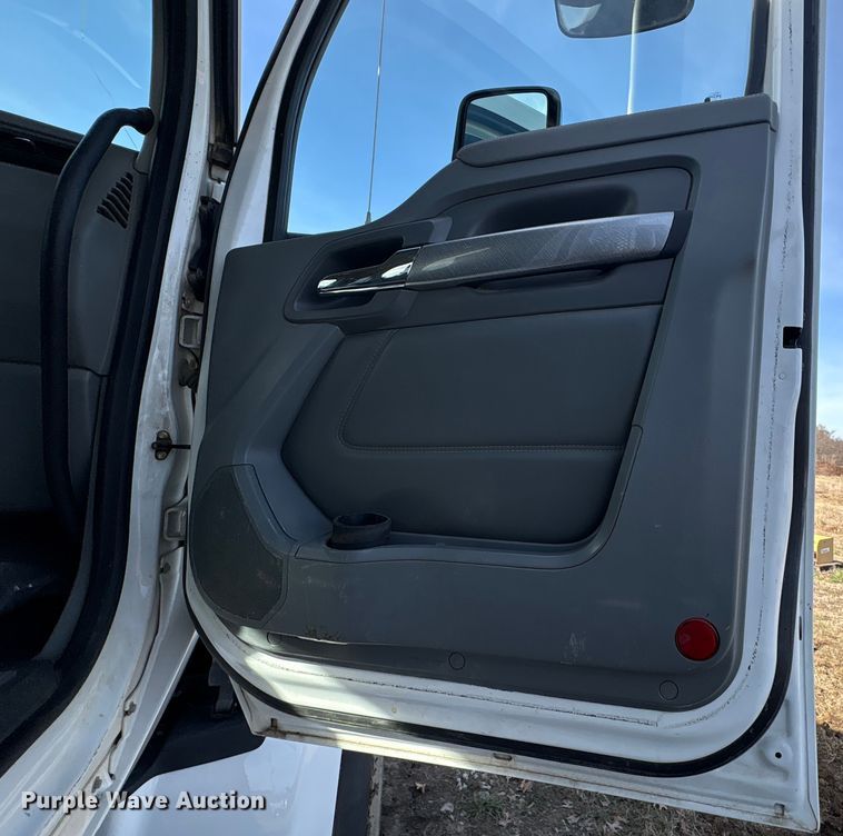 image for item FI0088 2019 Kenworth T880 dump truck