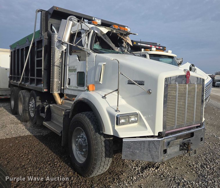 image for item YA1645 2017 Kenworth T800 dump truck