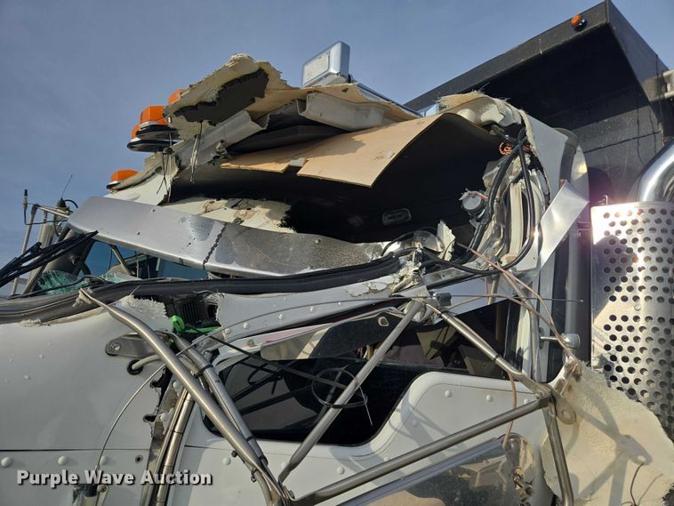 image for item YA1645 2017 Kenworth T800 dump truck