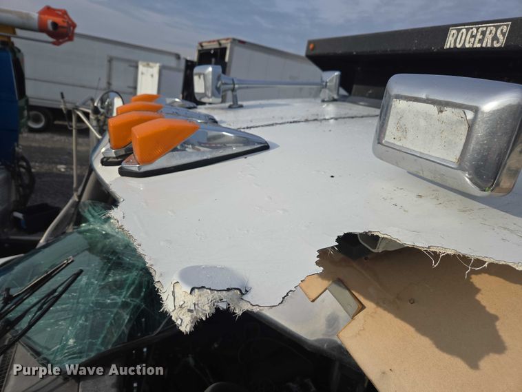 image for item YA1645 2017 Kenworth T800 dump truck