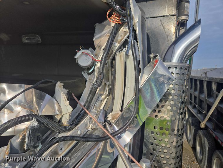 image for item YA1645 2017 Kenworth T800 dump truck