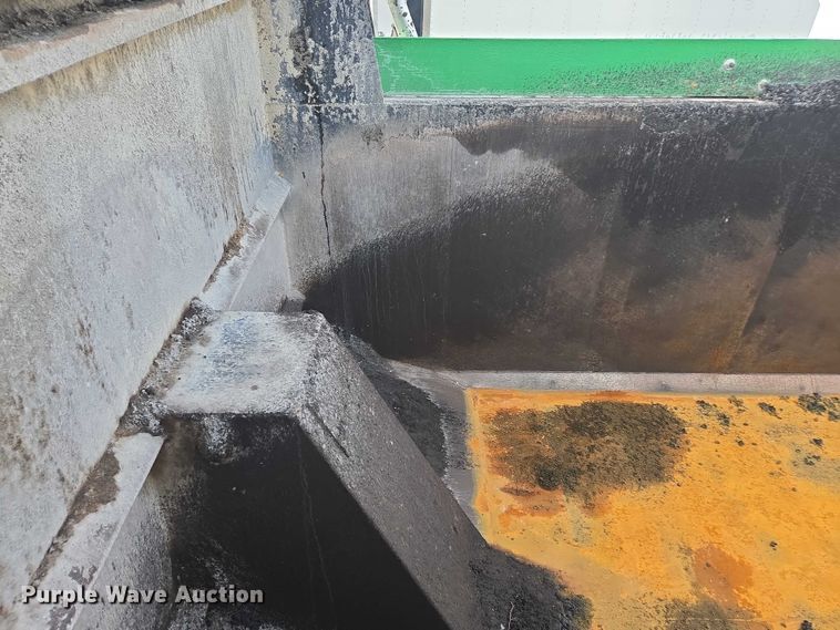 image for item YA1645 2017 Kenworth T800 dump truck