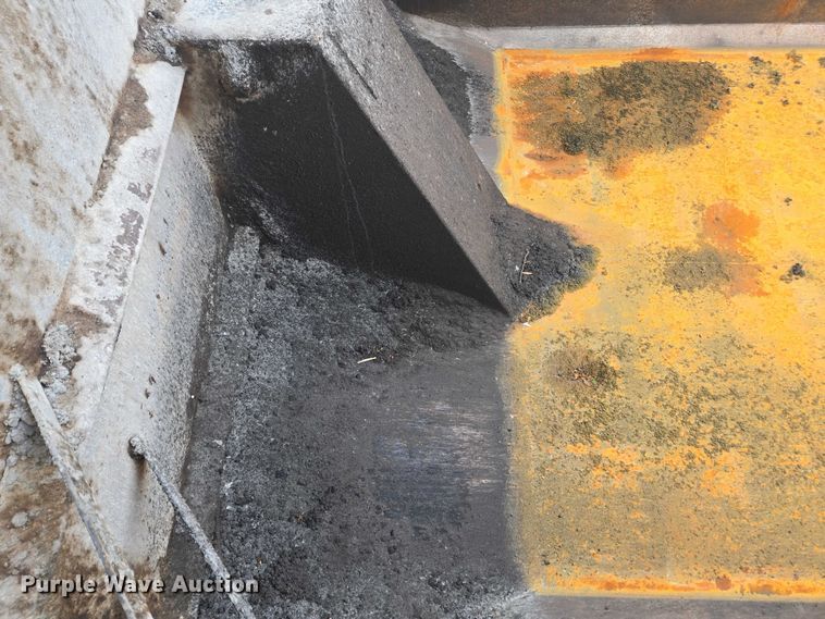 image for item YA1645 2017 Kenworth T800 dump truck