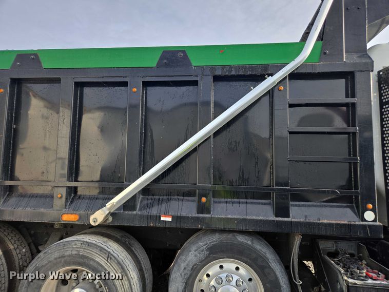 image for item YA1645 2017 Kenworth T800 dump truck