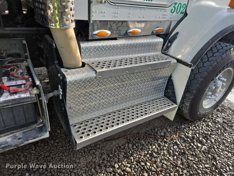 image for item YA1645 2017 Kenworth T800 dump truck