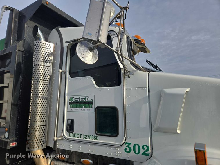 image for item YA1645 2017 Kenworth T800 dump truck