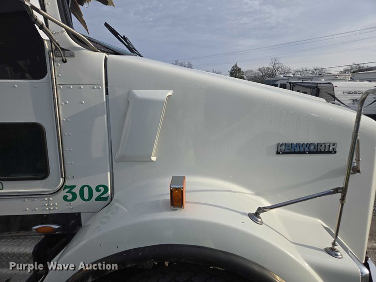 image for item YA1645 2017 Kenworth T800 dump truck