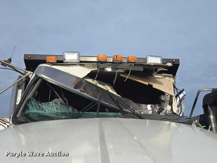 image for item YA1645 2017 Kenworth T800 dump truck