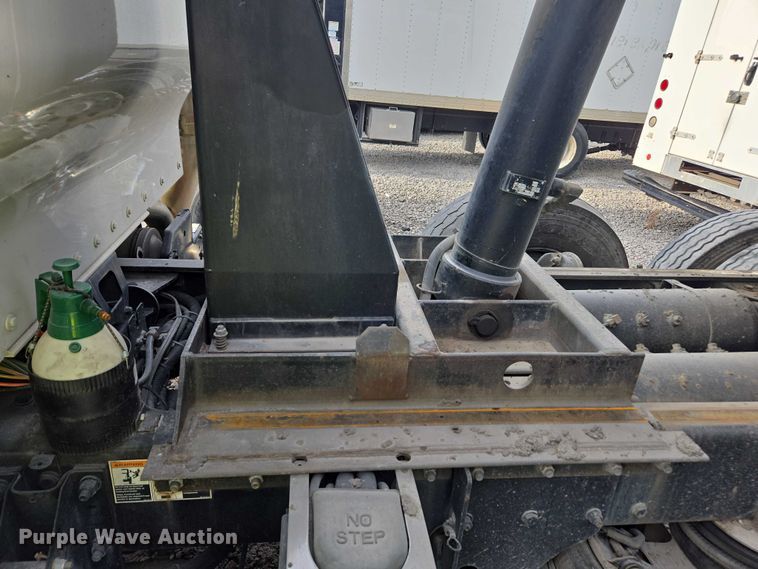 image for item YA1645 2017 Kenworth T800 dump truck