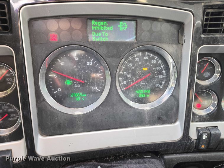 image for item YA1645 2017 Kenworth T800 dump truck