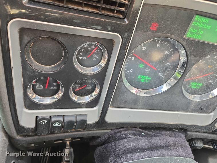 image for item YA1645 2017 Kenworth T800 dump truck