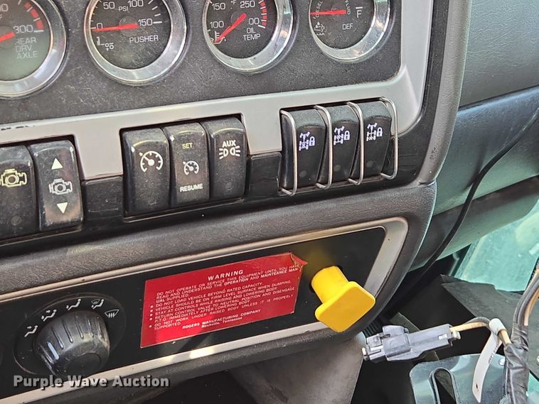 image for item YA1645 2017 Kenworth T800 dump truck