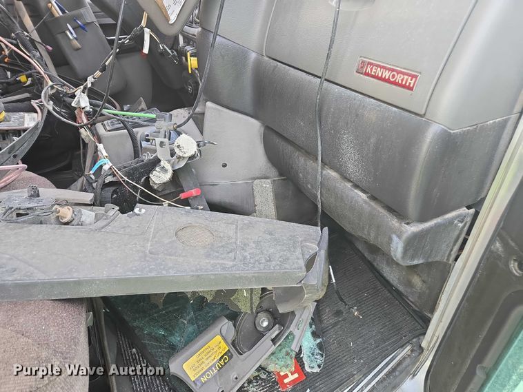 image for item YA1645 2017 Kenworth T800 dump truck