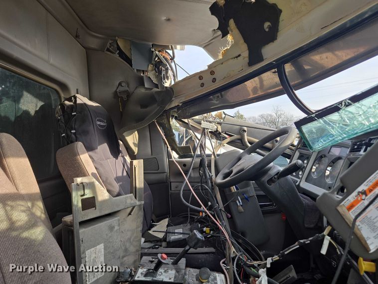 image for item YA1645 2017 Kenworth T800 dump truck