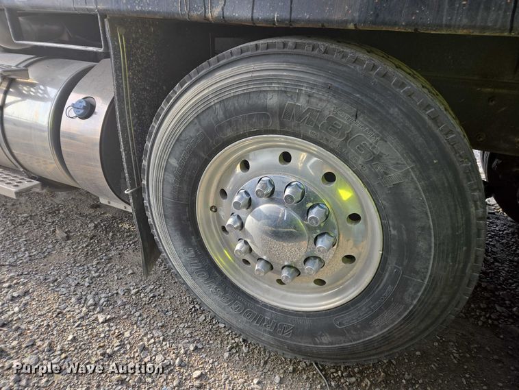 image for item YA1645 2017 Kenworth T800 dump truck