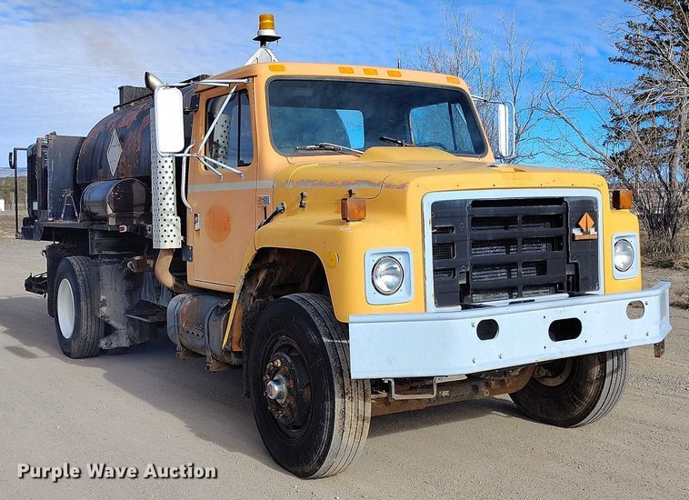 image for item DT0815 1989 International 1954 oil distributor truck