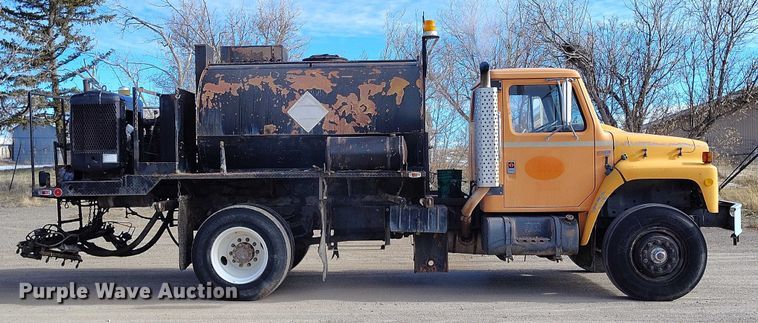 image for item DT0815 1989 International 1954 oil distributor truck