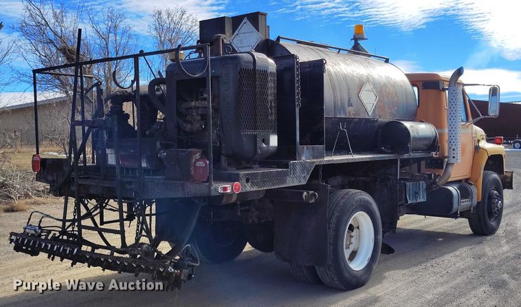 image for item DT0815 1989 International 1954 oil distributor truck