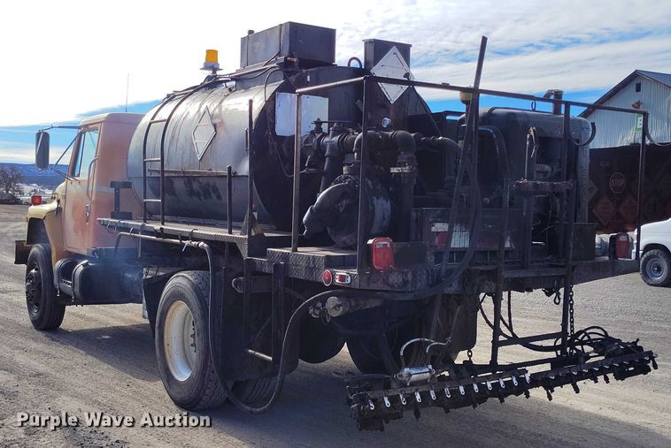 image for item DT0815 1989 International 1954 oil distributor truck