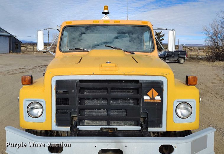 image for item DT0815 1989 International 1954 oil distributor truck