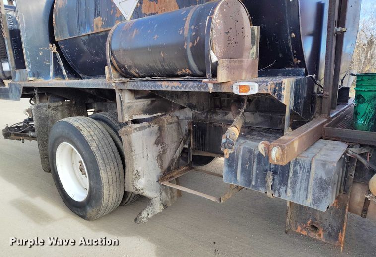 image for item DT0815 1989 International 1954 oil distributor truck