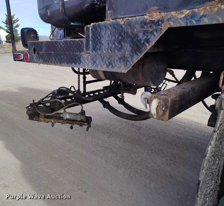 image for item DT0815 1989 International 1954 oil distributor truck